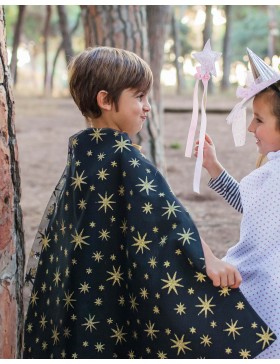 Capa negra con estrellas doradas