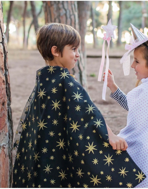 Capa negra con estrellas doradas