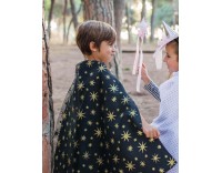 Capa negra con estrellas doradas